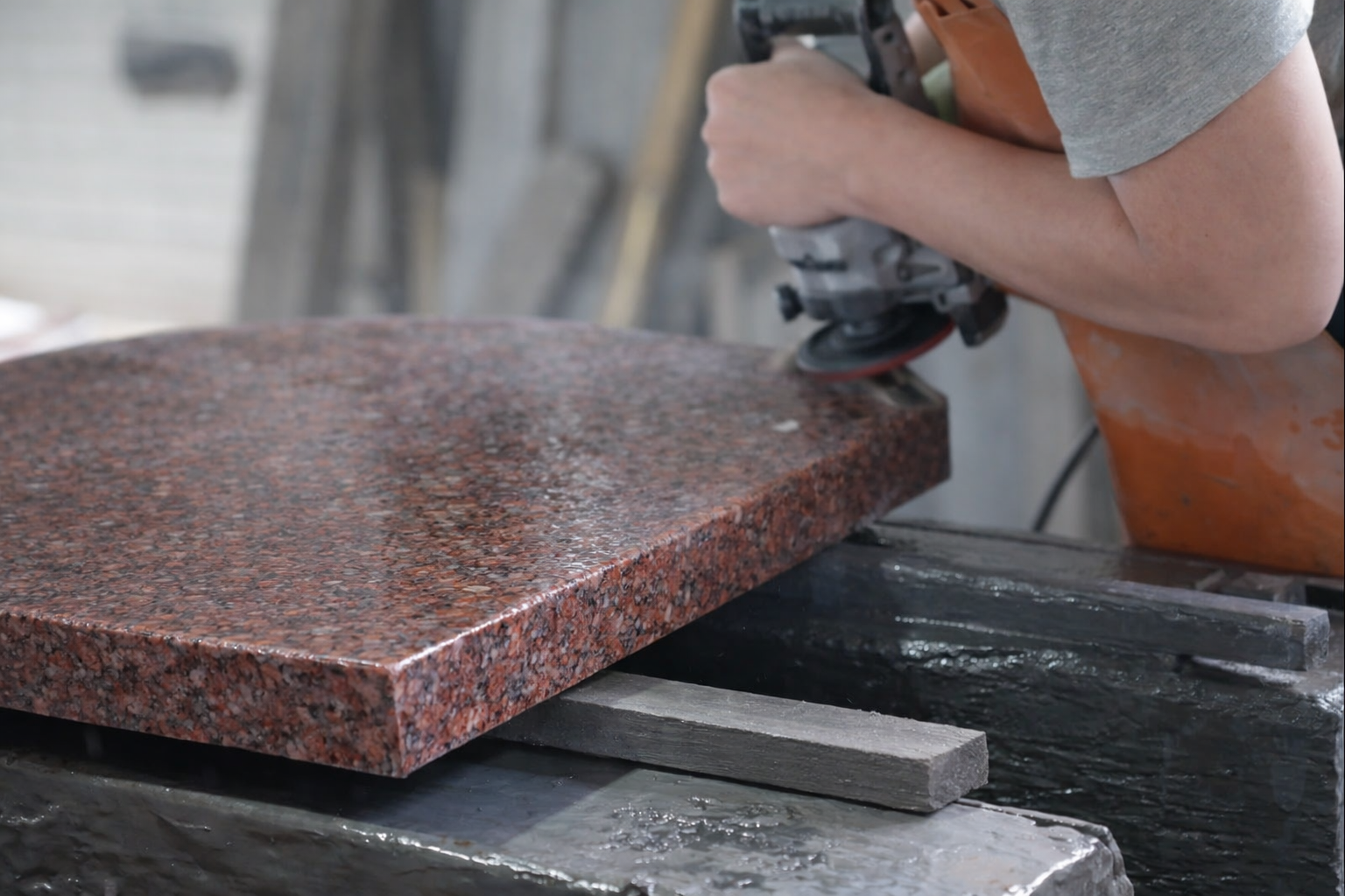 Moderni spomeniki iz granita